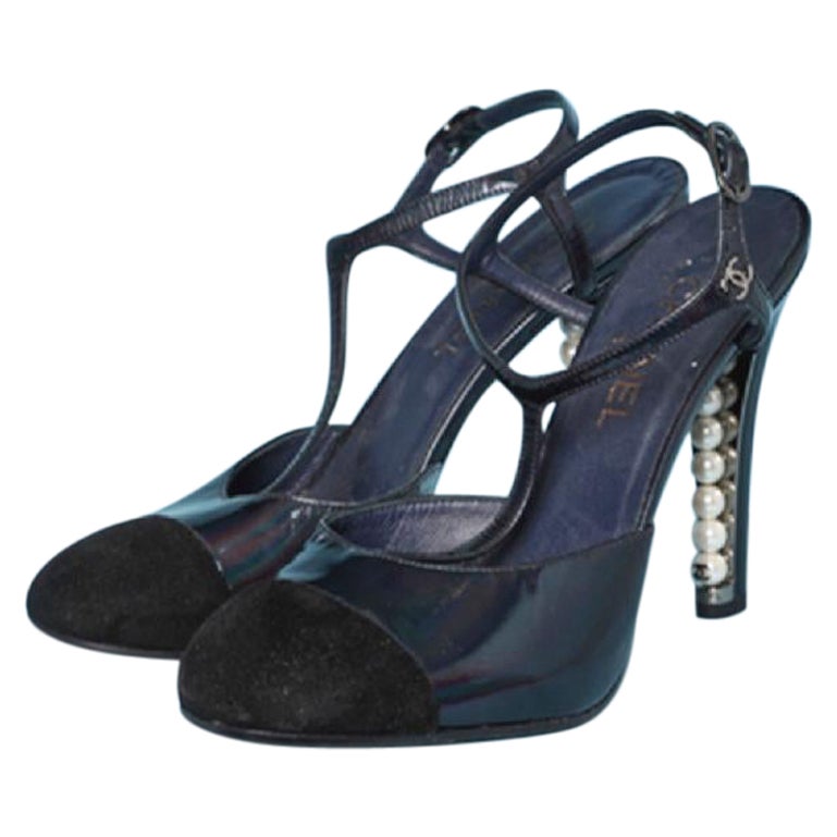 Stiletto in pelle blu navy, camoscio nero e perle Chanel