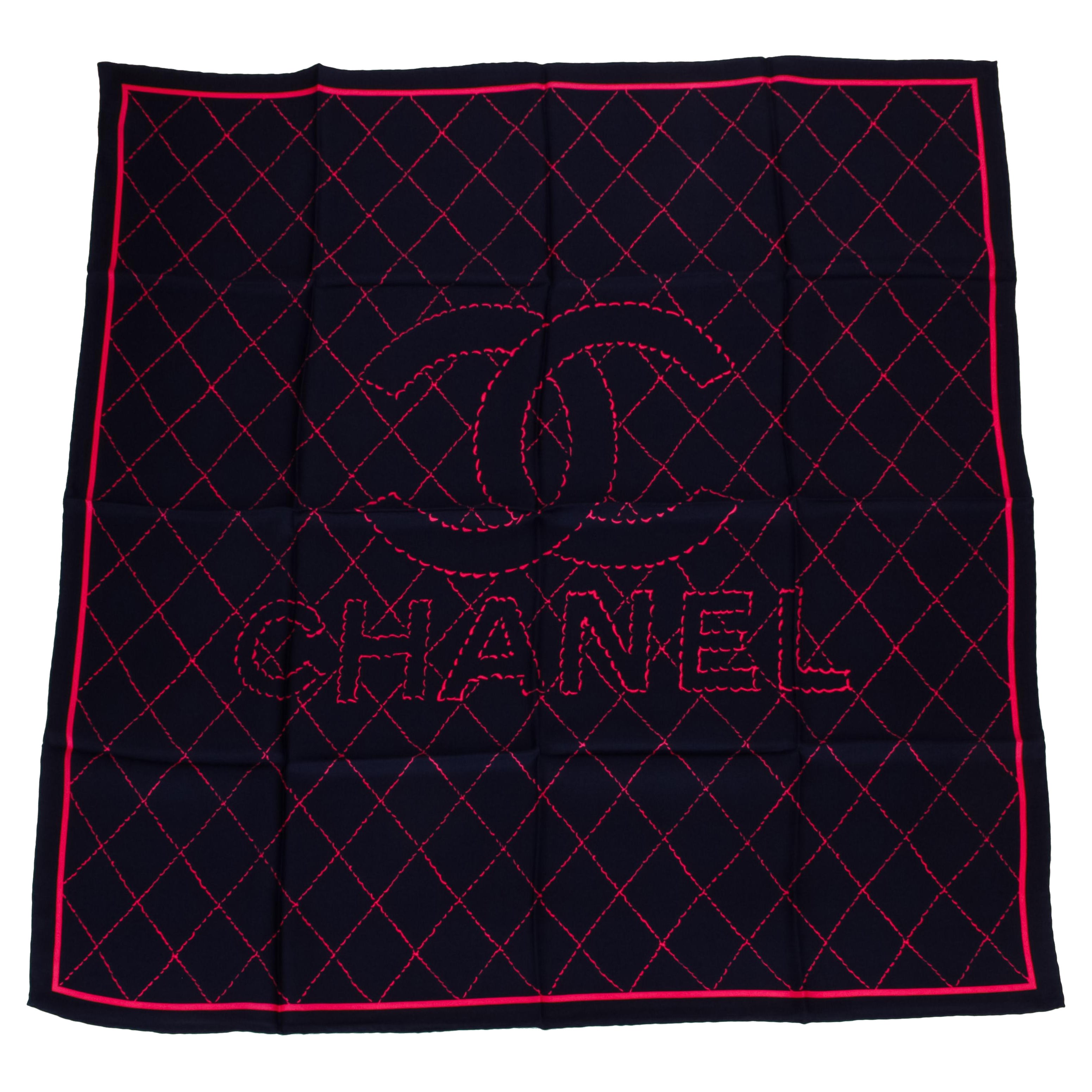 Chanel - Écharpe matelassée bleue et rose, neuve en vente