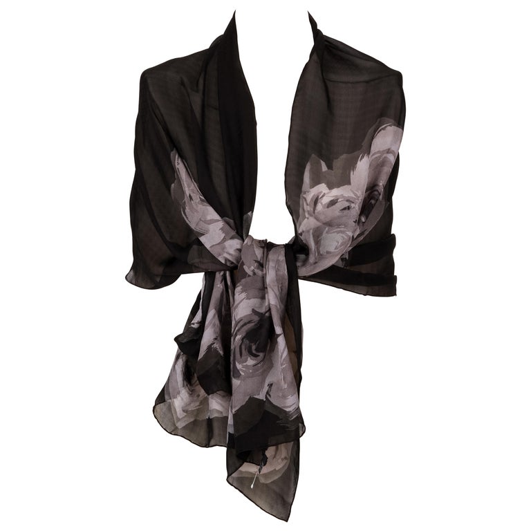 Christian Dior - Écharpe châle en soie matelassée noire avec étole, état  neuf En vente sur 1stDibs
