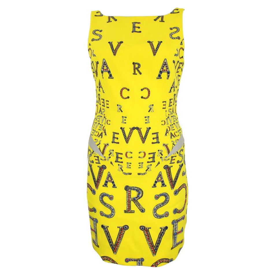 Robe en crêpe jaune imprimé Versace, collection A/H 2012 Look # 30, taille  42/6/8 En vente sur 1stDibs