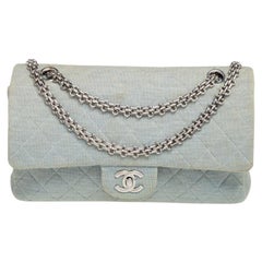 Chanel - Sac à double rabat classique moyen en jersey matelassé bleu clair