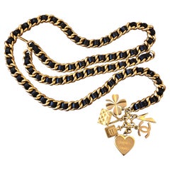1990er Jahre Vintage Chanel Gold getönte Kette Leder Charm Gürtel Herz Kleeblatt Parfüm