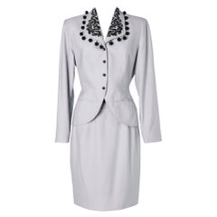 Traje de falda azul cielo de lana con pasamanería negra en el cuello Mugler 1980