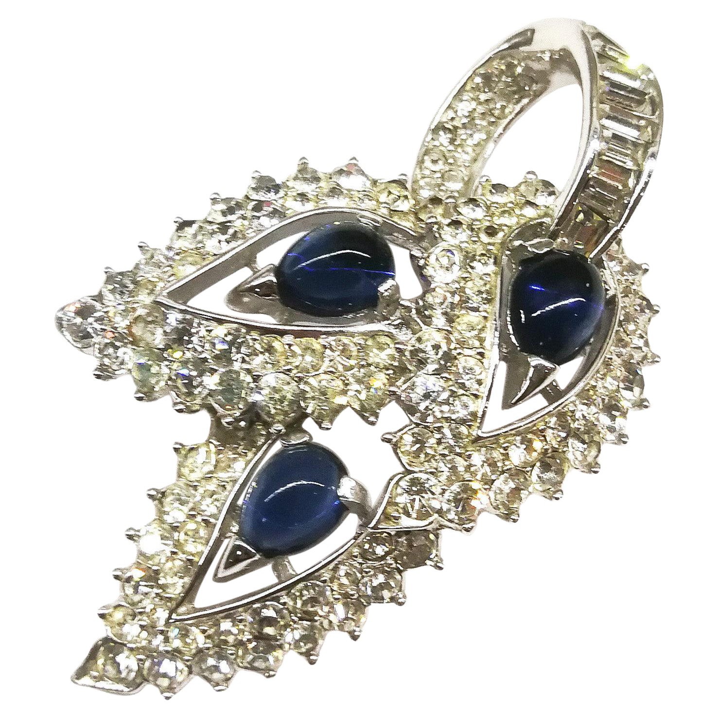 A very fine sapphire glass cabuchon and clear paste brooch, Boucher, USA, 1960 For Sale