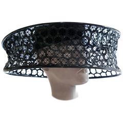 Alexander McQueen Schwarzes Lackleder Wabenhut Frühjahr 2013