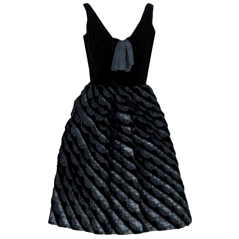 Calabri - Robe de soirée vintage haute couture italienne en velours noir et dentelle festonnée, années 1950 en vente