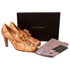 Leder-Pumps mit Honigschnalle und Python-Effekt von Bottega Veneta, US 8,5