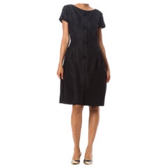 1950er PARNES FEINSTEIN Schwarzes Kleid aus Seidenfaille mit kurzen Ärmeln und LBD-Ausschnitt