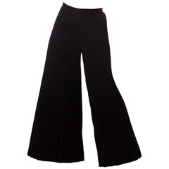 Polyester-Baumwolle, 1970er Jahre  Funky und schick, diese schwarzen Hosen mit weitem Bein zeichnen sich durch ihre geraden, wellenförmigen Träger aus