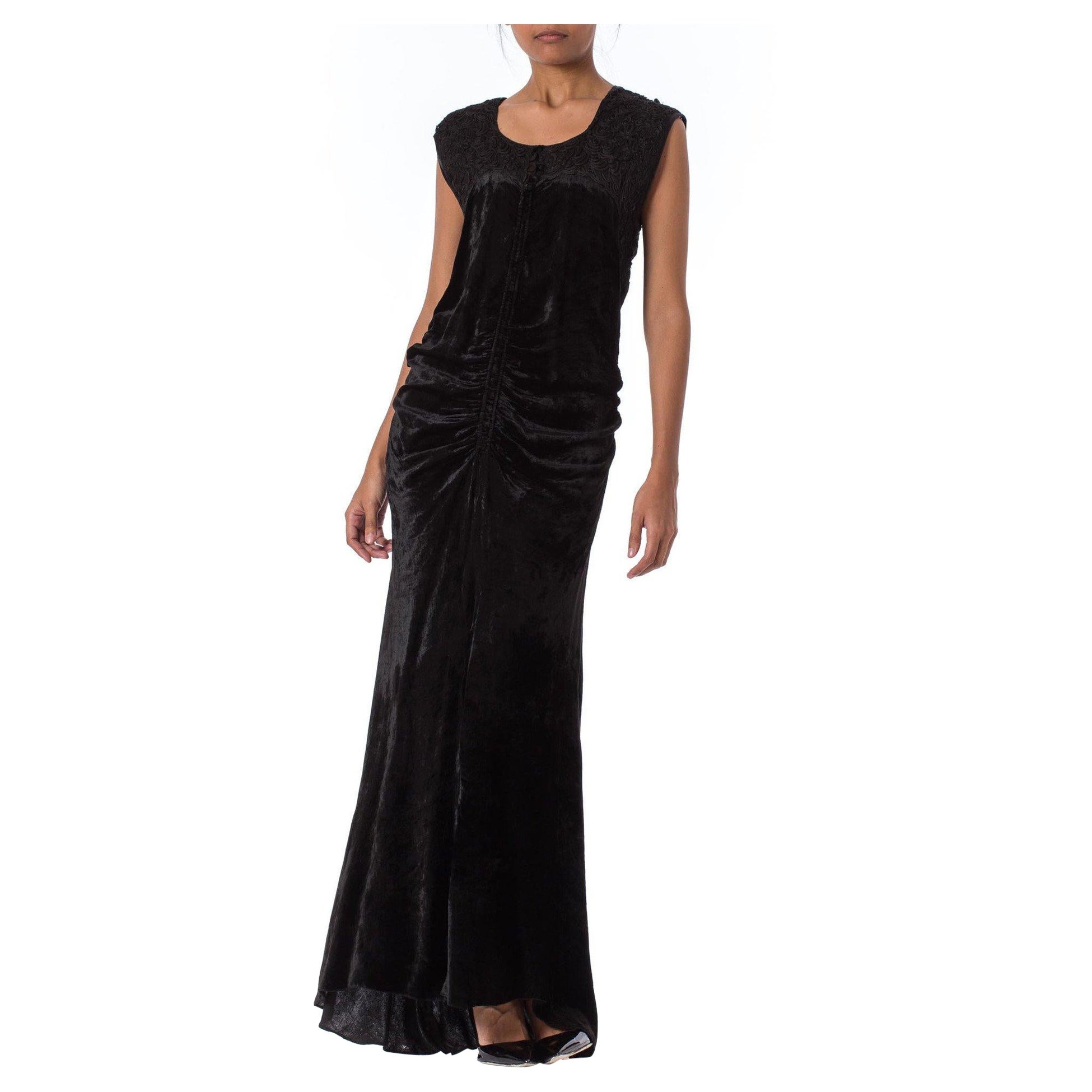 Schwarzes Seidensamt-Kleid aus den 1930er Jahren mit Schrägschnitt, leichter Schleppe und besticktem Spitzenmieder im Angebot