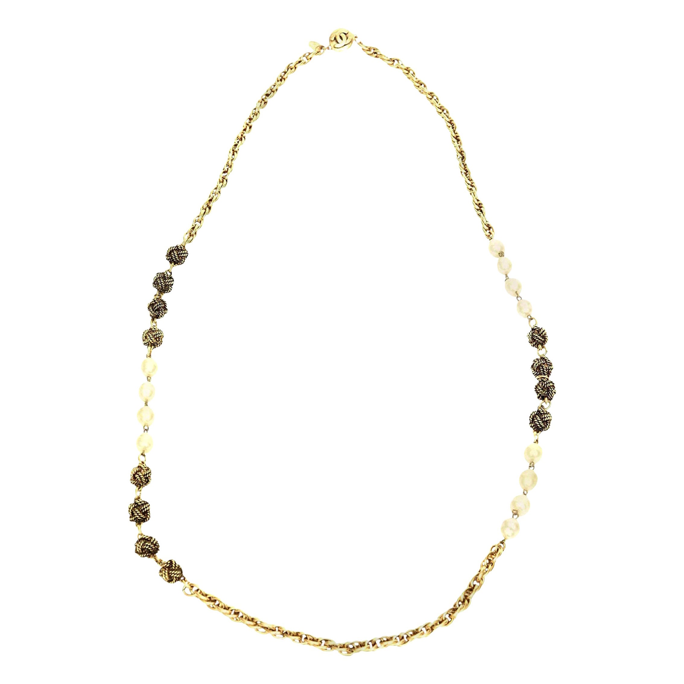 Chanel nœud d'or et  Collier de fausses perles Nacre  en vente