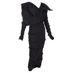 Issey Miyake - Robe sculpturale noire « Pleats inversés » du Musée Collection 1989