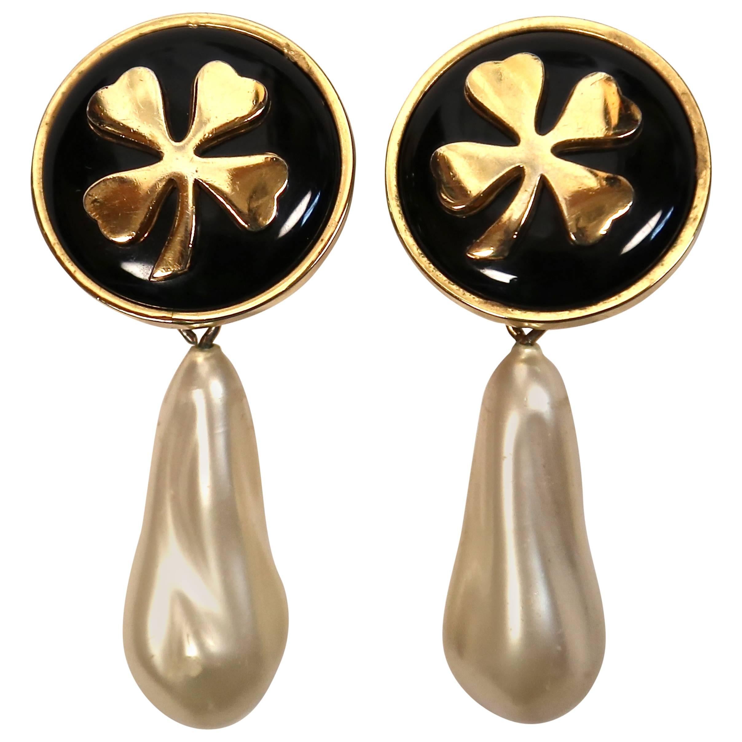 1980's CHANEL clover earrings with pearls