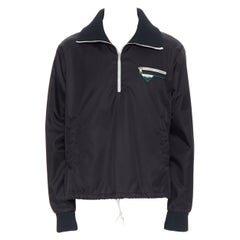 Schwarze neue PRADA 19 Laufsteg-Jacke mit dreieckigem GummiLogo und halber Reißverschluss IT52 XL