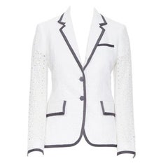 THOM BROWNE - Blazer court gris gros grain avec broderie florale blanche, taille XS