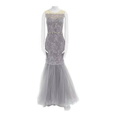 Marchesa Notte abito grigio ricamato in rete con cintura impreziosita e orlo in tulle US6