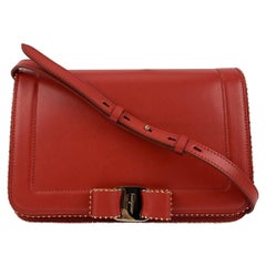 Salvatore Ferragamo - Sac à bandoulière Vara RW en cuir rouge avec rabat et nœud menthe