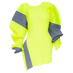 runway ISSEY MIYAKE 2D neon yellow grey pleated voluminous sleeves dress S