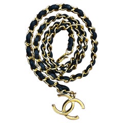 Ceinture vintage Chanel en cuir noir avec chaîne dorée (années 1980)