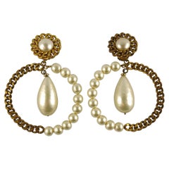 Chanel, boucles d'oreilles vintage en chaîne et perles de couleur or