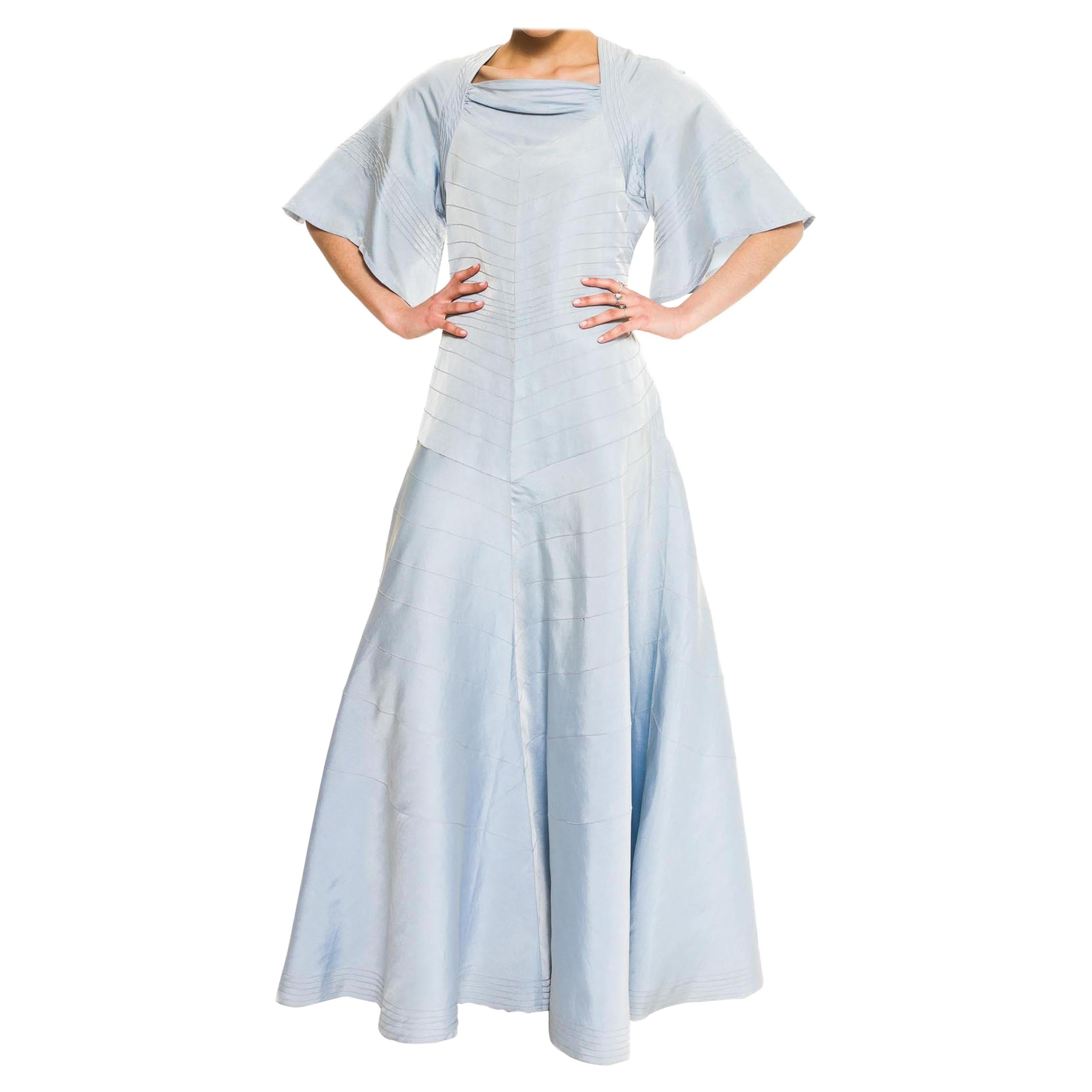 MME JEANNE Babyblaues Haute Couture-Kleid aus Seide und Satin mit Art déco-Besatz aus L, 1930er Jahre im Angebot
