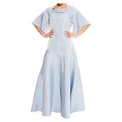 MME JEANNE Robe haute couture bleu pâle en satin de soie à motif art déco, années 1930