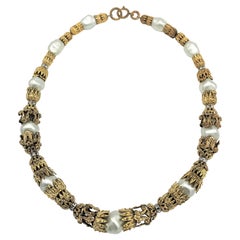 Collier vintage CHANEL de style byzantin avec perles baroques, signé, pièce de livre.