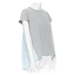 SACAI LUCK - T-shirt gris à manches courtes en coton 100 % bleu clair et dentelle au dos JP1