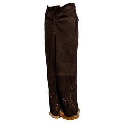Pantalon cargo en daim brodé marron avec bordure en fourrure John Galliano:: fw 2003