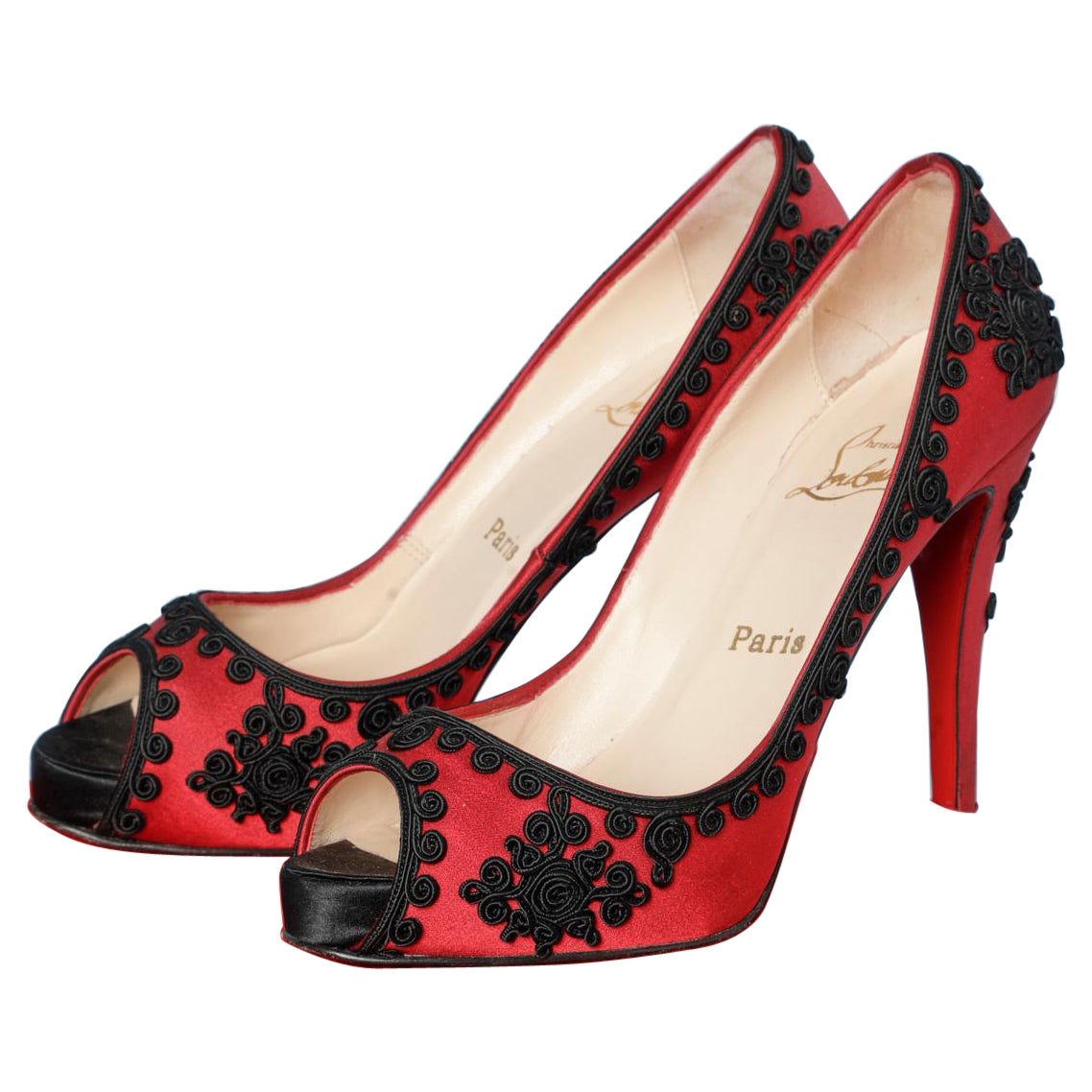 Escarpins à bout ouvert en satin rouge avec passementerie noire Christian Louboutin 