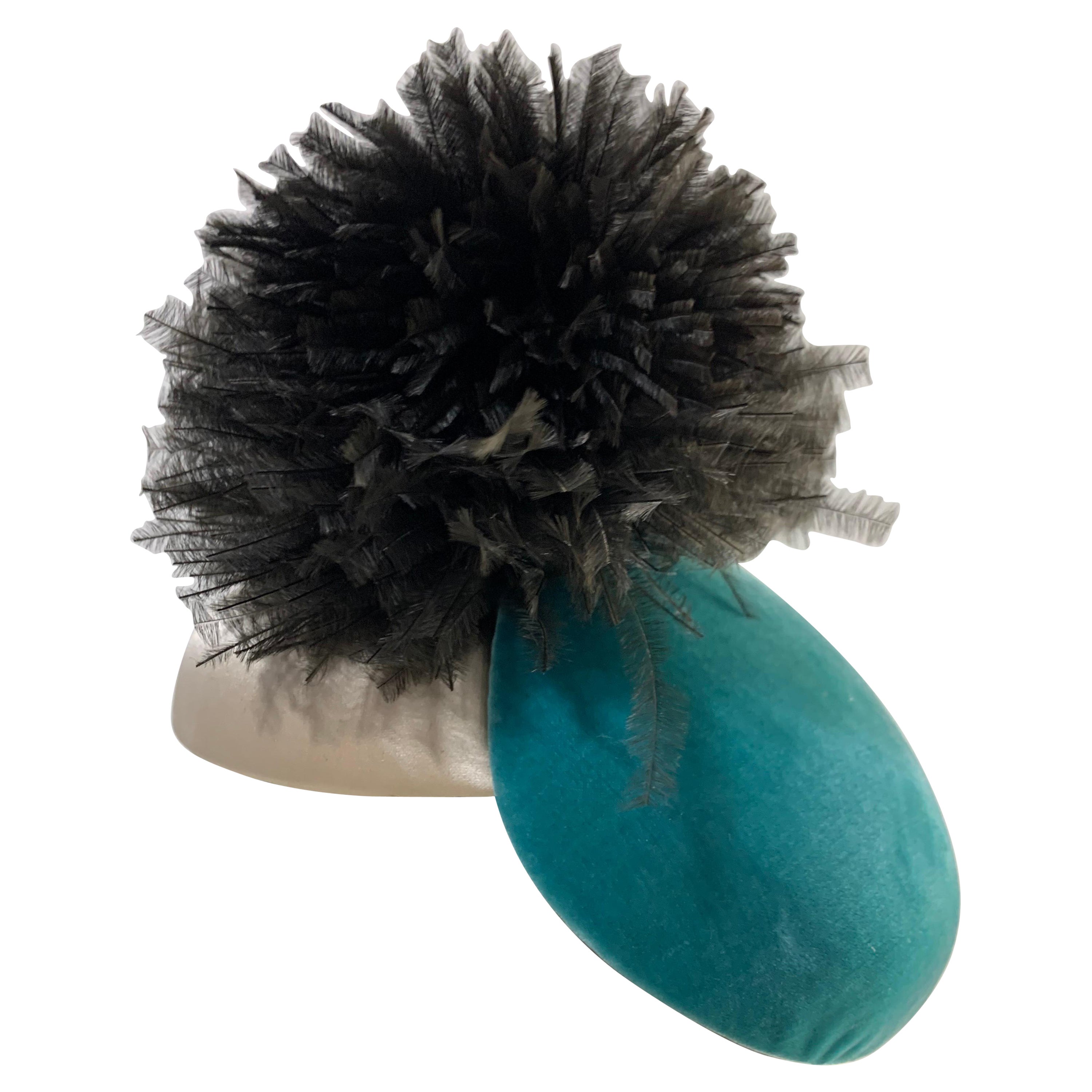 Bonwit Teller - Chapeau de jouet d'avant-garde des années 1950 en turquoise et ivoire avec pouf noir  en vente