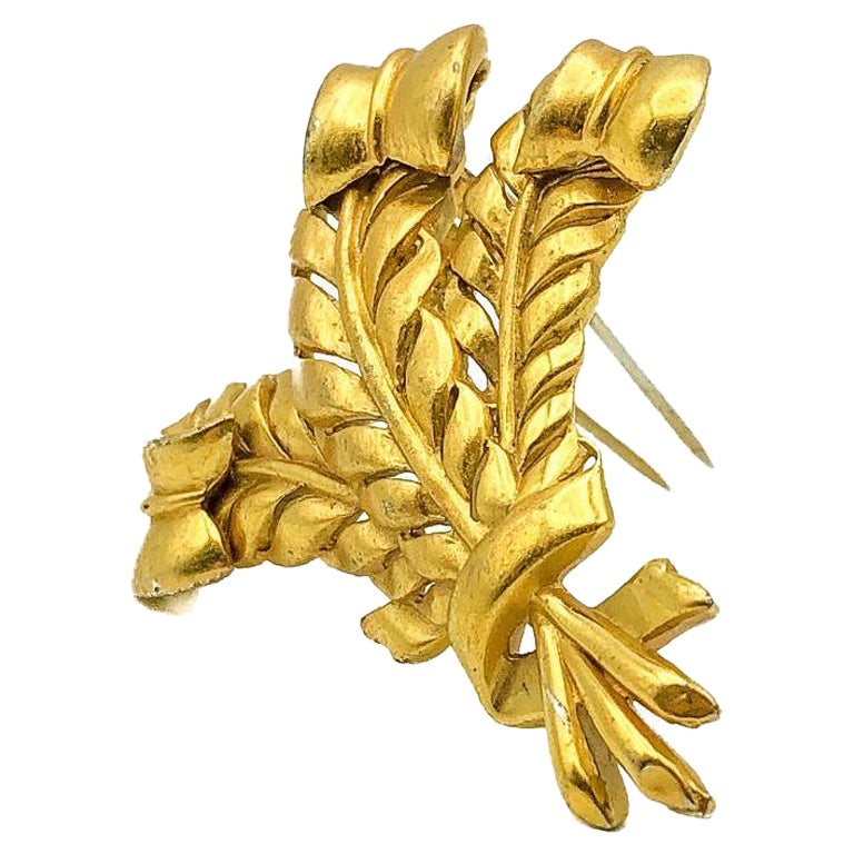 A delightfully chic Vintage Crown Trifari Prince of Wales Feathers Pin. Featuring lustrous weighty gold-plated metal depicting the Prince of Wales Feathers. This elegant motif was hugely popular during the 40s and 50s in fashion jewellery, inspired