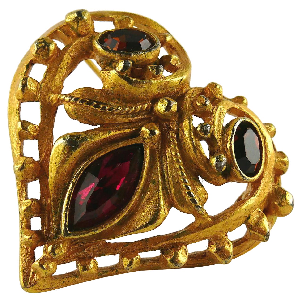 Christian Lacroix Broche vintage en forme de cœur ornée de bijoux en vente