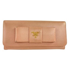 Prada Brieftasche aus rosa Saffiano-Leder mit Schleife und Klappe 22PRL1125