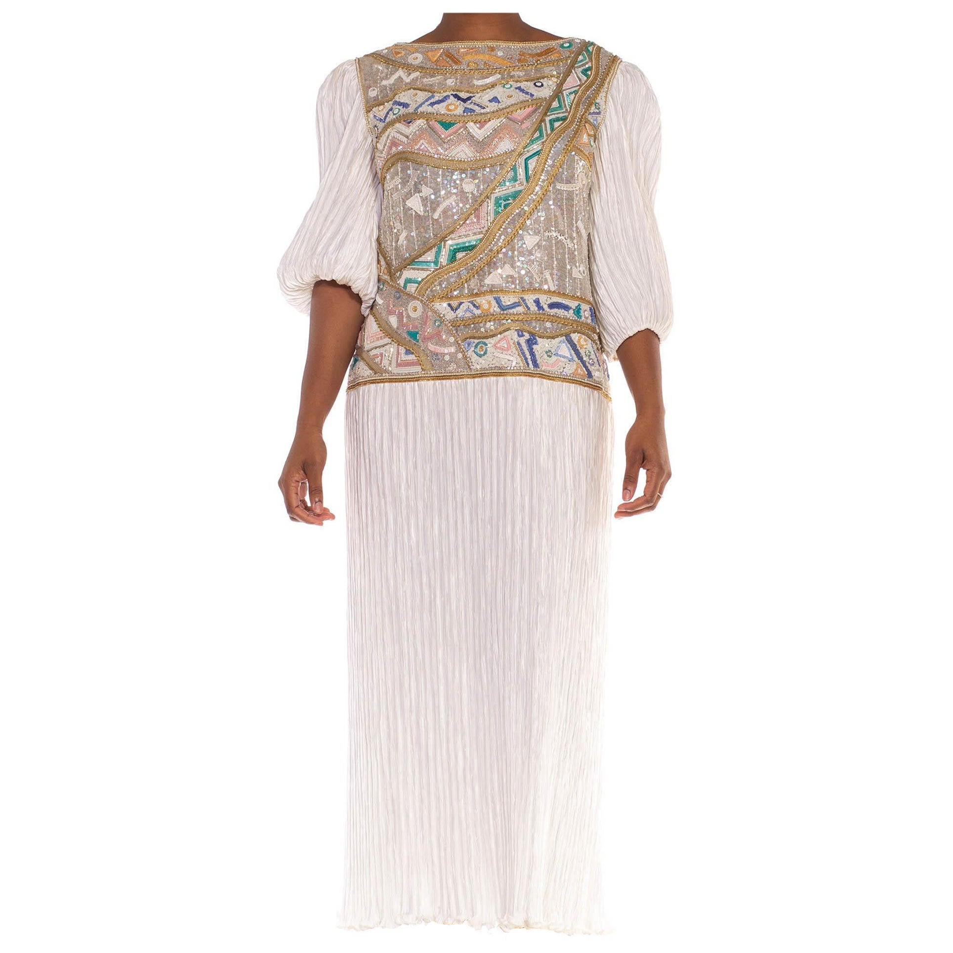 1980er Mary Mcfadden Weiß & Pastellfarbenes plissiertes Kleid aus Seidenjersey mit Perlen im Angebot