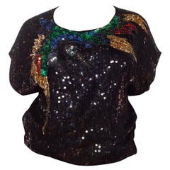 Top à sequins noirs et multicolores des années 1980 avec appliqué orné d'oiseaux tropicaux appliqués