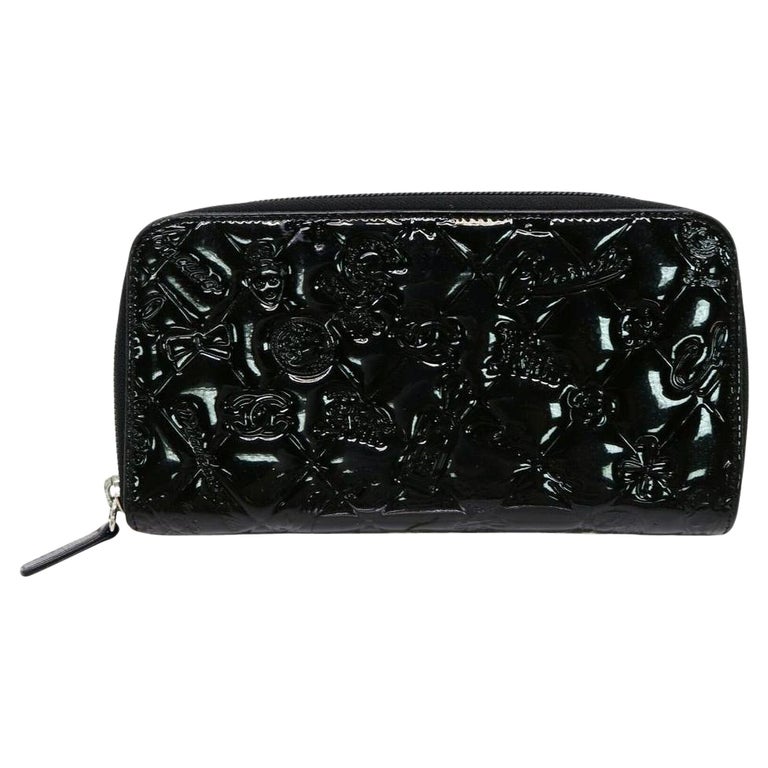 Chanel Black Embossed Patent Charm Zippy Wallet Long Zip Around 862355 at  1stDibs