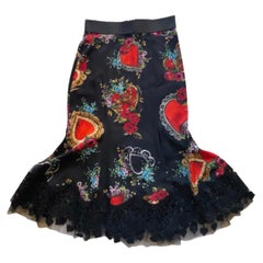 Dolce & Gabbana Mehrfarbiger, mit Heiligem Herz und Rosen bedruckter Frauenrock in der Mitte