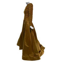 Abito da ballo in seta dorata Demi-Couture anni '90 con guaina in velluto e gonna drammatica in raso