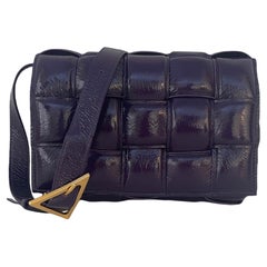 Bottega Veneta BV Maxi Intrecciato Gepolsterte Cassette Umhängetasche aus Lackleder