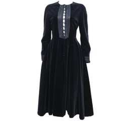 Cappotto da sera di Jean Paul Gaultier in velluto nero e seta di ispirazione russa, anni '80 ca.