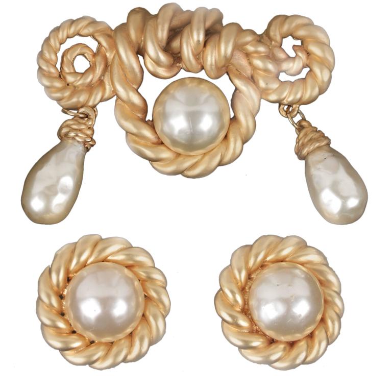 CHANEL Vintage Gold Metal and Faux Pearls EARRINGS and BROOCH SET Twisted  Rope For Sale at 1stDibs
