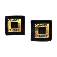 Boucle d'oreille Chanel à clip, en daim noir avec signe quadrat plaqué or. 2CC9