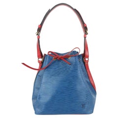 Louis Vuitton - Sac à dos « Petit Noe » en cuir épi bleu et rouge avec cordon de serrage bicolore