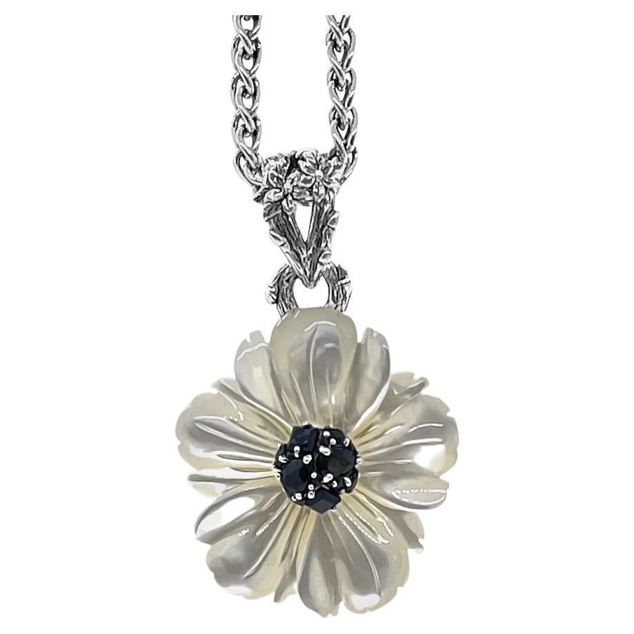 Collier boutonné avec une fleur en perles blanches au centre et un petit spinelle en argent sterling en vente