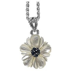 Collier boutonné avec une fleur en perles blanches au centre et un petit spinelle en argent sterling