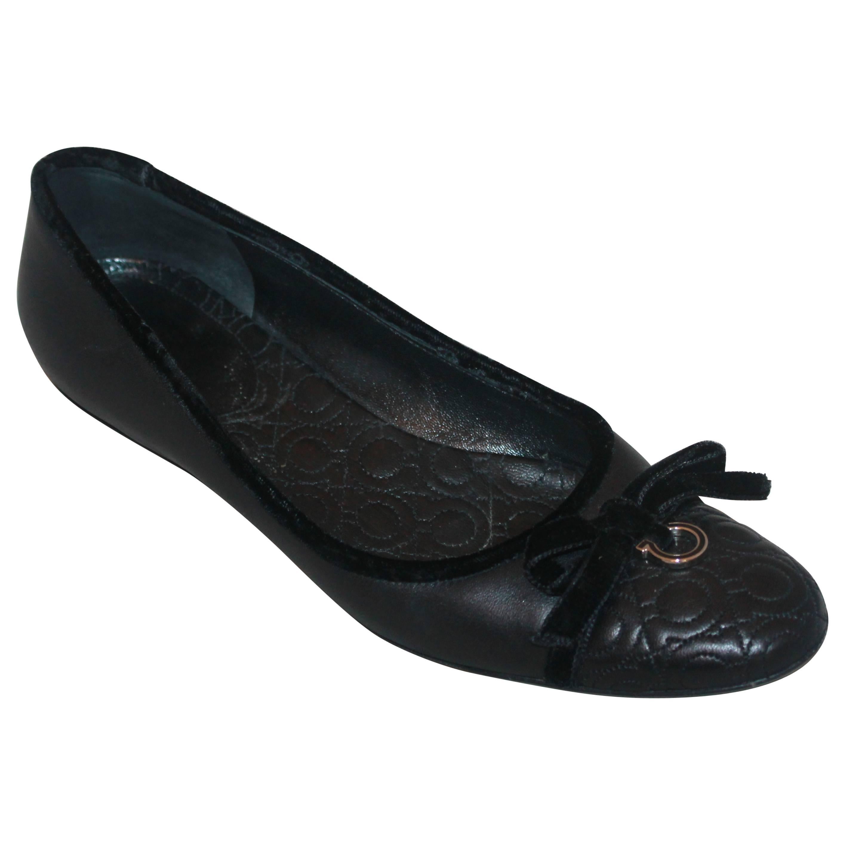 Ferragamo Chaussures de ballet en cuir noir avec bordure en velours - 7AA en vente