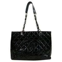 Chanel Schwarze gesteppte GST Grand Shopping Tote Bag 227805 aus Lackleder