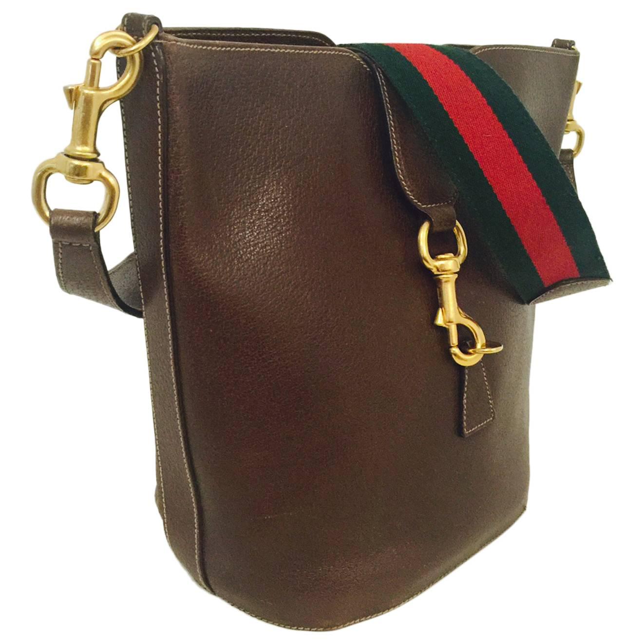 Vintage Gucci Bucket Bag aus braunem Leder mit charakteristischem Web-Schultergurt