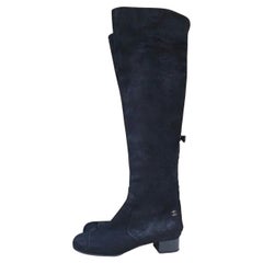 Bottes hautes Chanel en daim avec talon miroir de 30 mm